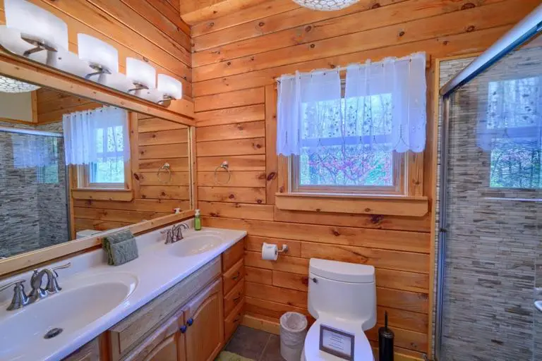 Ridgewater Lodge Bathroom